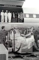 5.12.1970 Umladung von Killerwal "Clovis" in Zürich-Kloten Dieser aussergewöhnliche Transport von Seattle nach Nizza wurde von der Swissair in New York in einer DC-8 übernommen und in Zürich auf den D