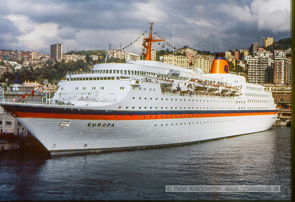 Mittelmeerkreuzfahrt 1984. Hier im Hafen von Genua ein Nachbarschiff.
