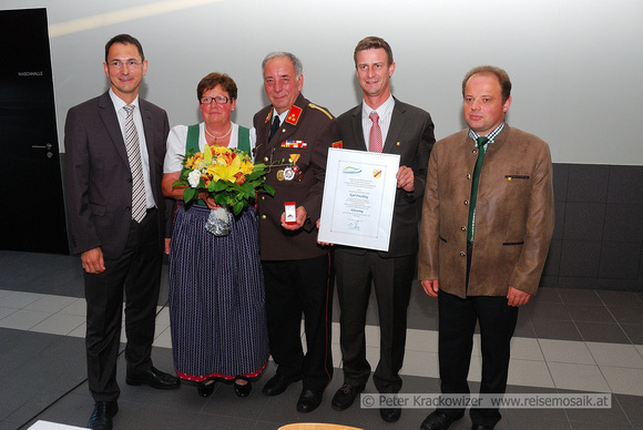 Von links: Bürgermeister DI Adi Rieger, Christine und Karl Frischling sowie die beiden Vizebürgermeister Jan Schierl  und Herbert Schwaighofer.