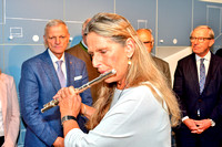 Gunda "Gundi" Veleba, eine Salzburger Künstlerin. Links im Hintergrund Landtagsabgeordneter Prof. Hofrat Dr. Josef Schöchl
