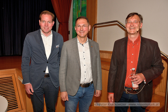 Von links: DI Georg Zeller (Raumplaner), Bürgermeister DI Adi Rieger und Günther Weiß (Moderator).