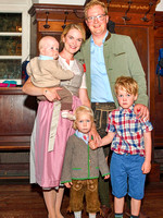 Dr. med. Matthias Vavrovsky mit Gattin Eva-Theresa, MA, und ihren drei Kindern.