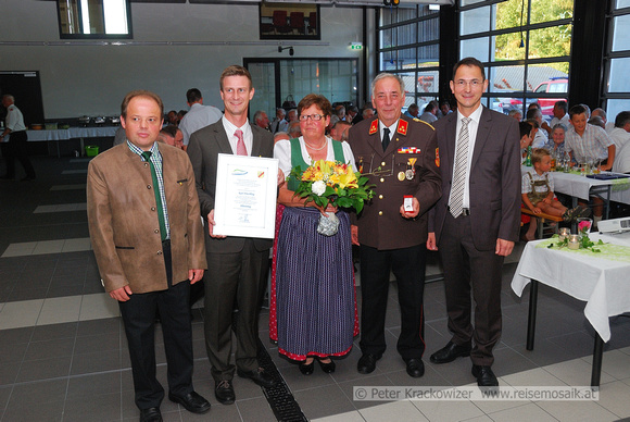 Von links: Die beiden Vizebürgermeister Herbert Schwaighofer und Jan Schierl, Christine und Karl Frischling sowie Bürgermeister DI Adi Rieger.