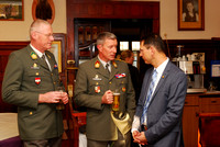 Bürgermeister DI Adi Rieger (rechts) im Gespräch mit Oberst Jörg Rodewald (links) und Oberst Johannes Nussbaumer MSD