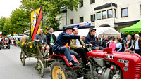 hinten links DI (FH) Johannes Marschner, Obmann der PlusRegion, rechts DI Adi Rieger, Bürgermeister von Neumarkt, den Traktor lenkt Altbürgermeister Ing. Hans Georg Enzinger.