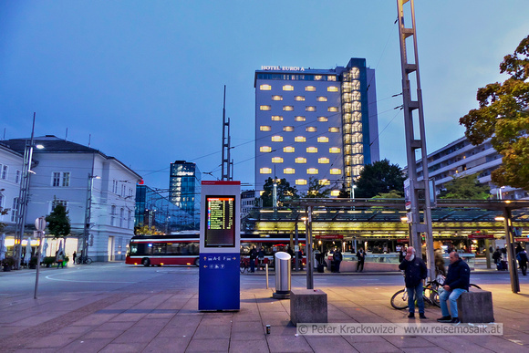 Hier der Südtiroler Platz beim Salzburger Hauptbahnhof mit dem Hotel Europa.