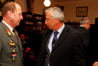 Oberst Alfred Moser, Kommandant des Radarbataillons am Kolomansberg (links) und Dr. Emmerich Riesner, Bürgermeister von Neumarkt am Wallersee a. D.