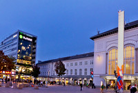 Salzburg im abendlichen Herbstlicht, 30. September 2022, hier der Südtiroler Platz mit dem Salzburger Hauptbahnhof.