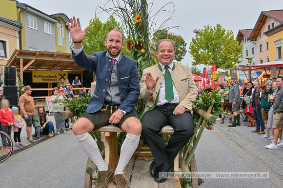 Sagen "Auf Wiedersehen", links Bundesrat David Egger und Herbert Schwaighofer, beide sind Vizebürgermeister von Neumarkt.