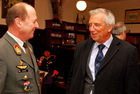 Oberst Alfred Moser, Kommandant des Radarbataillons am Kolomansberg (links) und Dr. Emmerich Riesner, Bürgermeister von Neumarkt am Wallersee a. D.