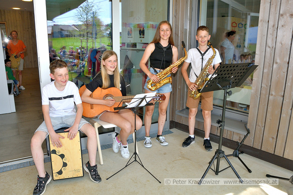 Die Musikgruppe "Swinging Sax" von links: Emanuel, Pia, Sophia und Tobias.
