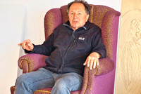 Johann Weyringer in seinem Sessel der Inspiration in seinem Atelier
