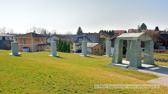 Die Säulen links sowie der Christusschrein bestehen aus Osttiroler Chlorit Schiefer Dorfer Grün.